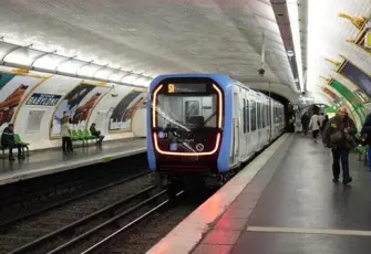 Paris metrosunda bıçaklı saldırı: Biri hamile 3 kadın yaralandı