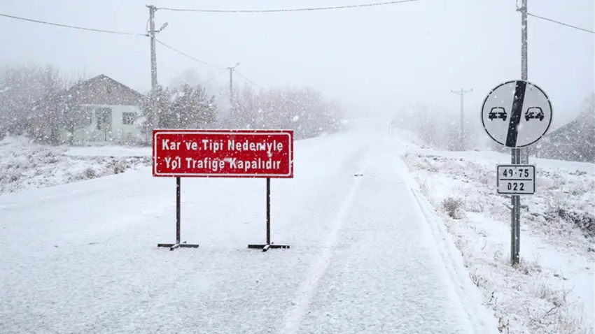 Yoğun kar yağışı birçok ilde ulaşımı etkiliyor: Yollar kapandı, araçlar mahsur kaldı, 1 can kaybı! haberinin görseli