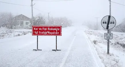 Yoğun kar yağışı birçok ilde ulaşımı etkiliyor: Yollar kapandı, araçlar mahsur kaldı, 1 can kaybı!