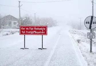 Yoğun kar yağışı birçok ilde ulaşımı etkiliyor: Yollar kapandı, araçlar mahsur kaldı, 1 can kaybı!