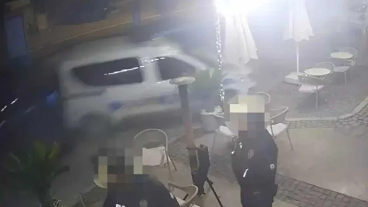  Çeşme’de korkutan kaza: Kontrolden çıkan otomobil polis aracına böyle çarptı! haberinin görseli