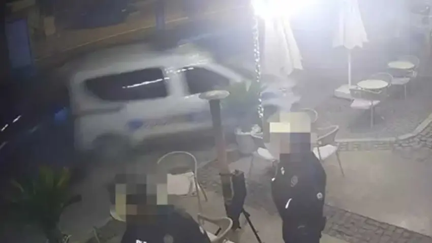  Çeşme’de korkutan kaza: Kontrolden çıkan otomobil polis aracına böyle çarptı!