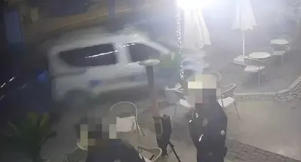 Çeşme’de korkutan kaza: Kontrolden çıkan otomobil polis aracına böyle çarptı!
