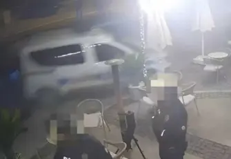  Çeşme’de korkutan kaza: Kontrolden çıkan otomobil polis aracına böyle çarptı!