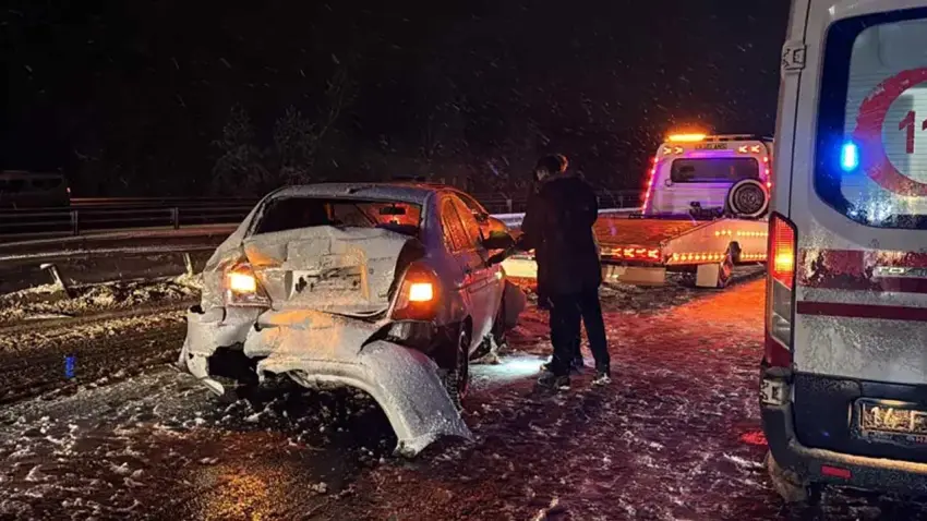 Kar yağışı kazaya neden oldu haberinin görseli