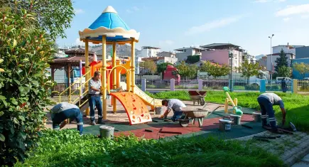 Karşıyaka’da parklar yenilendi