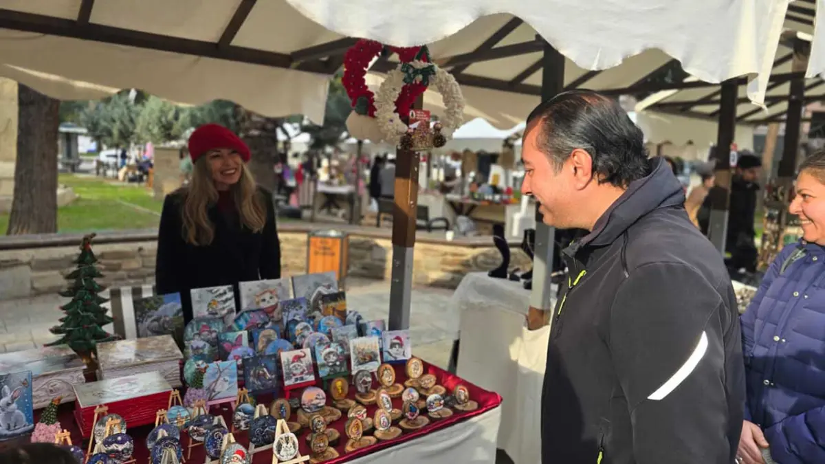 Tire’de yeni yıl coşkusu: El emeği ürünler kent müzesi önünde görücüye çıktı haberinin görseli