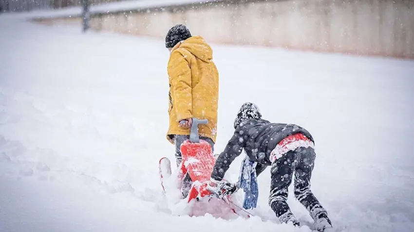 30 Aralık Salı günü okullar tatil mi? Hangi illerde kar tatili ilan edildi? Yarın okullar tatil mi? haberinin görseli