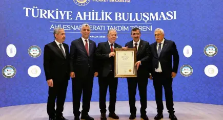 Başkan Yalçın Ata’ya “Ahi Esnaf Beratı” ödülü