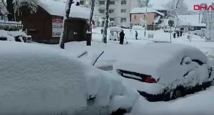 Bolu beyaza gömüldü:Kar kalınlığı yarım metreyi aştı!