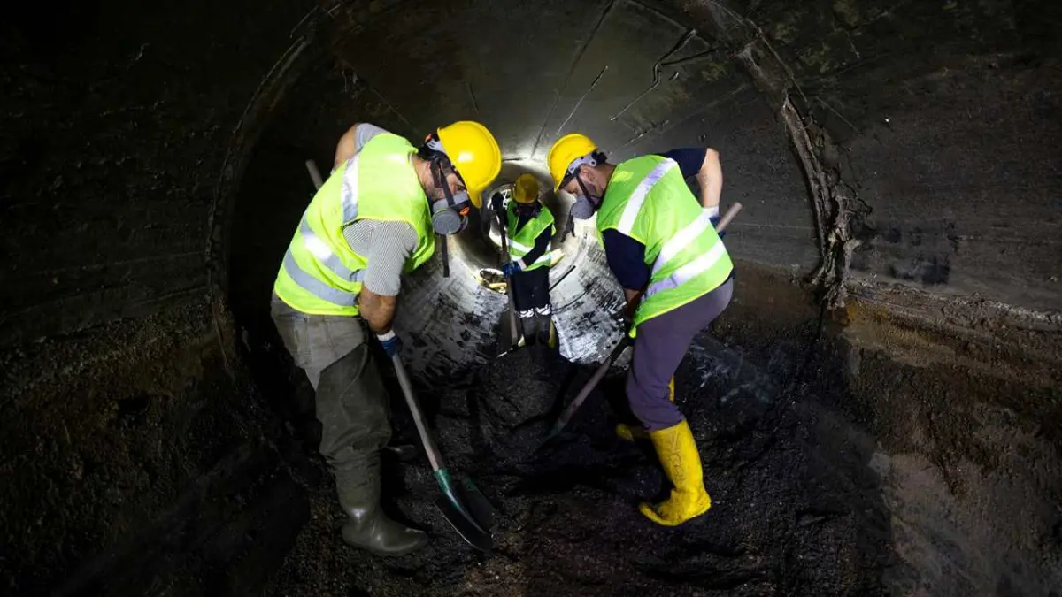 İzmir’in Büyük Kanal’ında dev temizlik operasyonu haberinin görseli