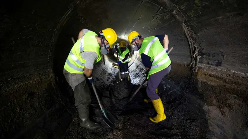 İzmir’in Büyük Kanal’ında dev temizlik operasyonu