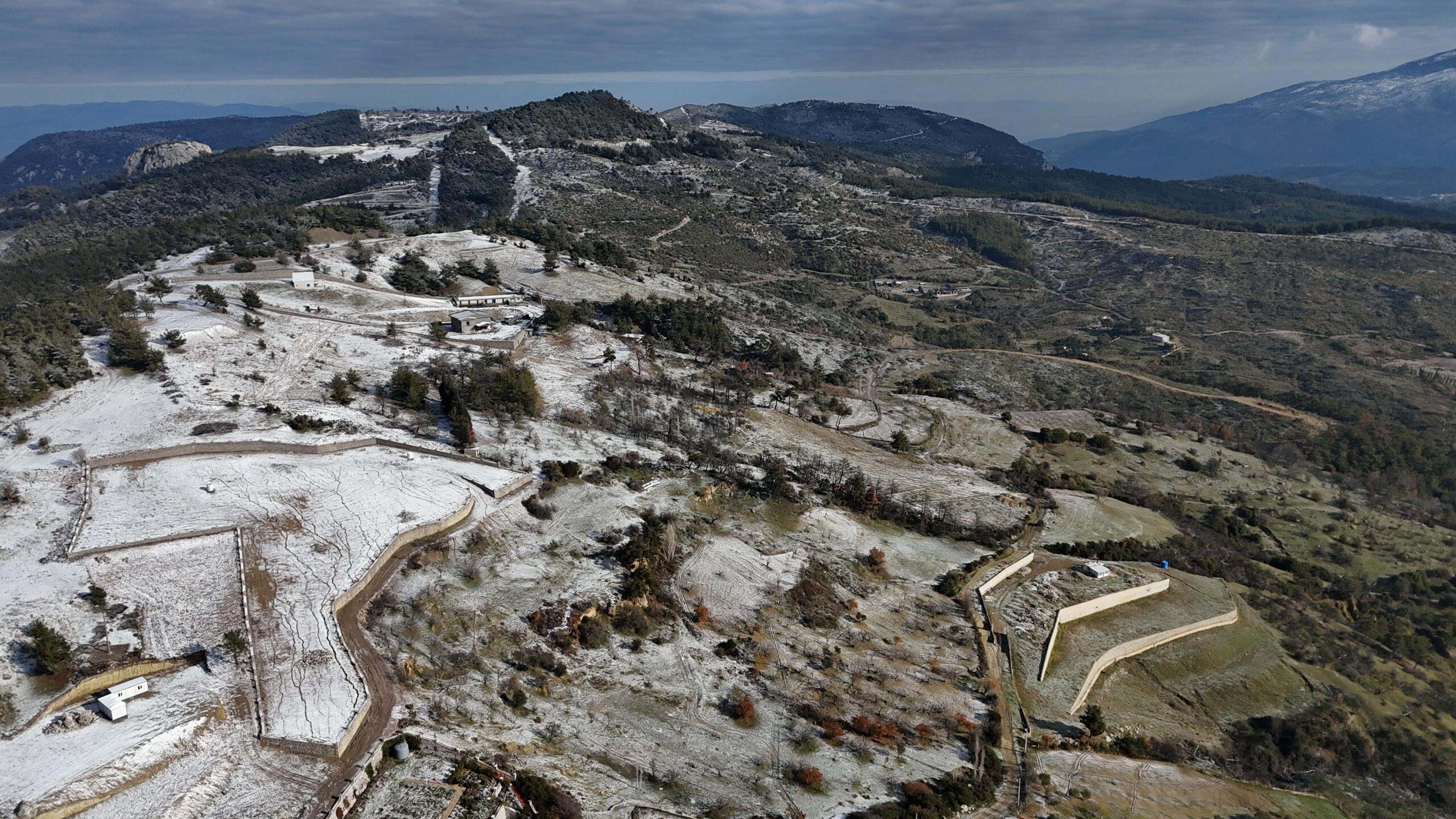 İzmir'in yüksek kesimlerine mevsimin ilk karı düştü başlıklı video haberin görseli