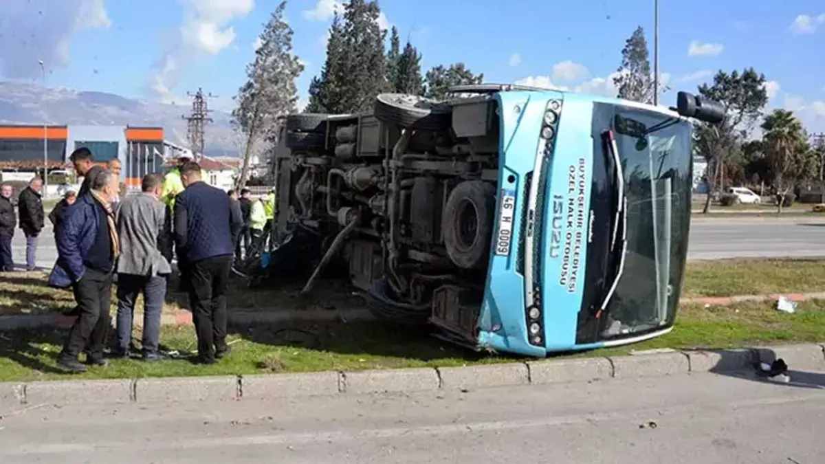 Kahramanmaraş’ta zincirleme kaza: Halk otobüsü devrildi, 17 yaralı!  haberinin görseli