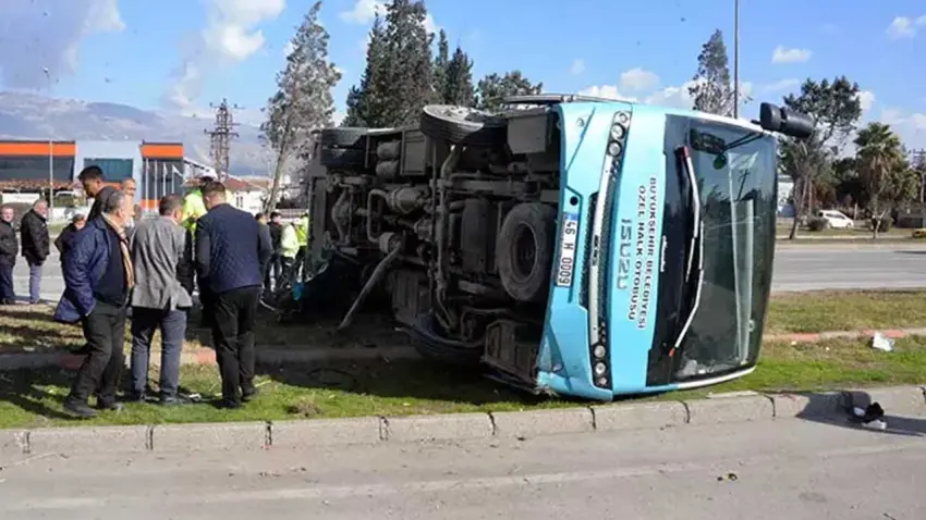 Kahramanmaraş’ta zincirleme kaza: Halk otobüsü devrildi, 17 yaralı! 