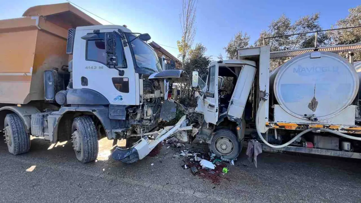 Ödemiş'te kamyonet ile kamyon çarpıştı: 1 yaralı haberinin görseli