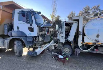 Ödemiş'te kamyonet ile kamyon çarpıştı: 1 yaralı