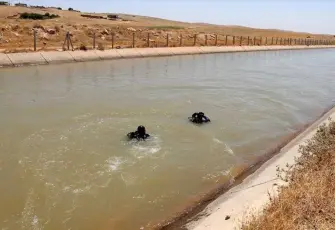 Otomobil sulama kanalına uçtu: 4 kişi aranıyor! 