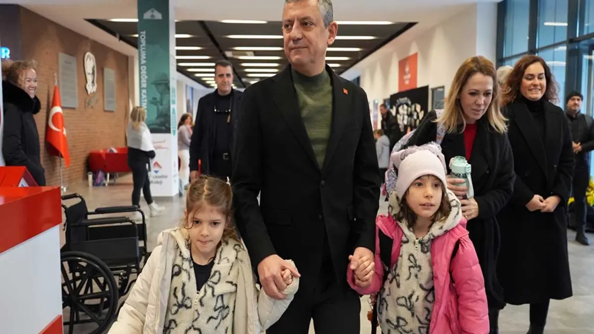 Özel, ikizlerin isteğini kırmadı: Ferdi Zeyrek’in emanetlerini okula götürdü  haberinin görseli