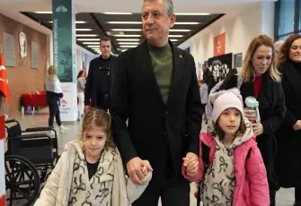 Özel, ikizlerin isteğini kırmadı: Ferdi Zeyrek’in emanetlerini okula götürdü 