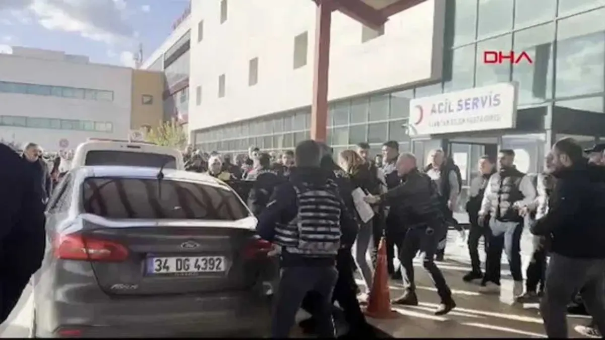 Yalova'da hastane önünde arbede: Şehitlerin ardından öfkeli kalabalık şüphelilere saldırdı haberinin görseli