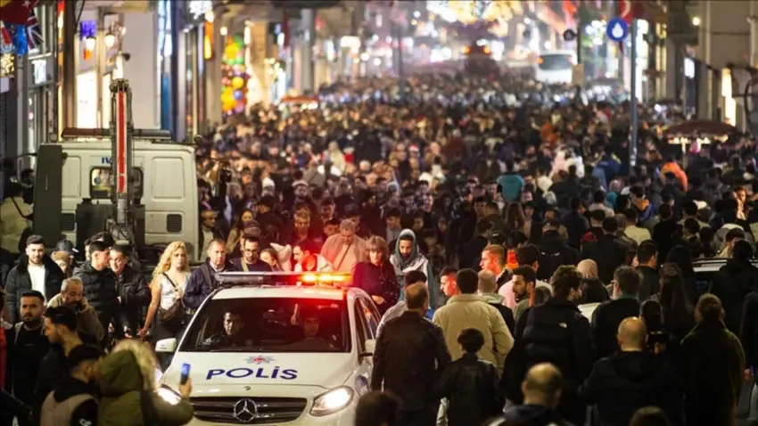 Bakan Yerlikaya duyurdu: Yılbaşı için 325 bin 267 personel görevlendirildi haberinin görseli