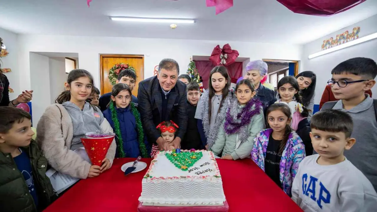 Basmane’de çocuklar yeni yıl sevinci yaşadı haberinin görseli