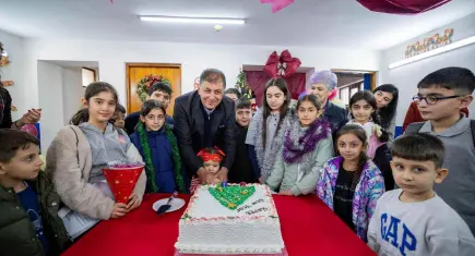 Basmane’de çocuklar yeni yıl sevinci yaşadı