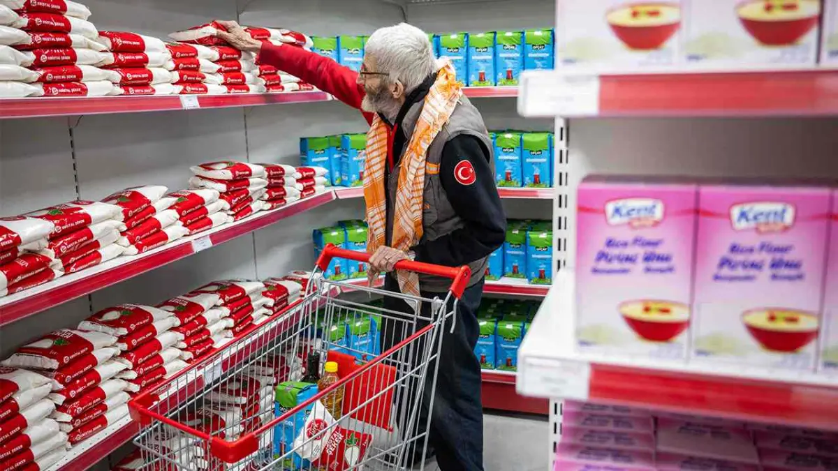 Bornova’da 3 bin 500 aileye yeni yıl öncesi ek destek haberinin görseli