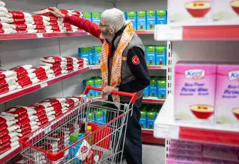 Bornova’da 3 bin 500 aileye yeni yıl öncesi ek destek