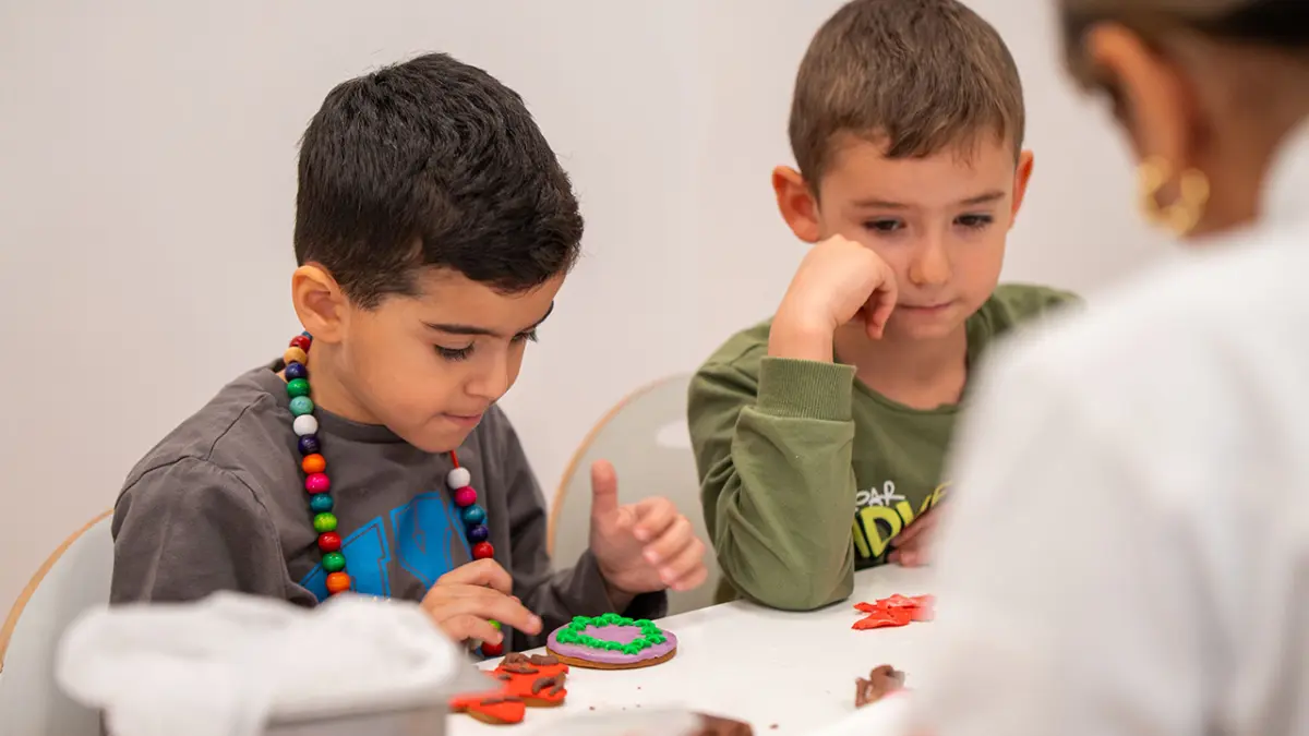 İEÜ’nün minik şeflerinden yılbaşı temalı kurabiye haberinin görseli