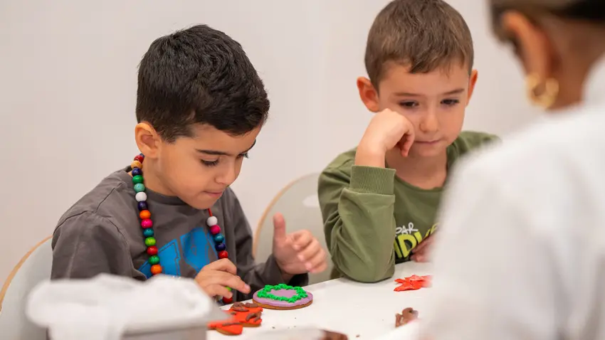 İEÜ’nün minik şeflerinden yılbaşı temalı kurabiye haberinin görseli