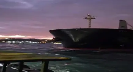 İstanbul Boğazı’nda faciadan dönüldü! Dev gemi Beşiktaş iskelesine metreler kala durdu