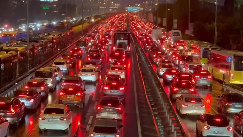 İstanbul'da yılbaşı mesaisi: Çok sayıda yol ve tramvay hattı kapanıyor! haberinin görseli