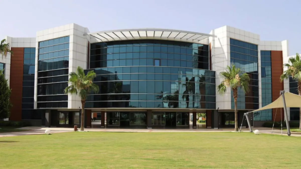 İzmir Bakırçay Üniversitesi'nin yeni araştırma merkezi İZBÜMERLAB kuruldu haberinin görseli