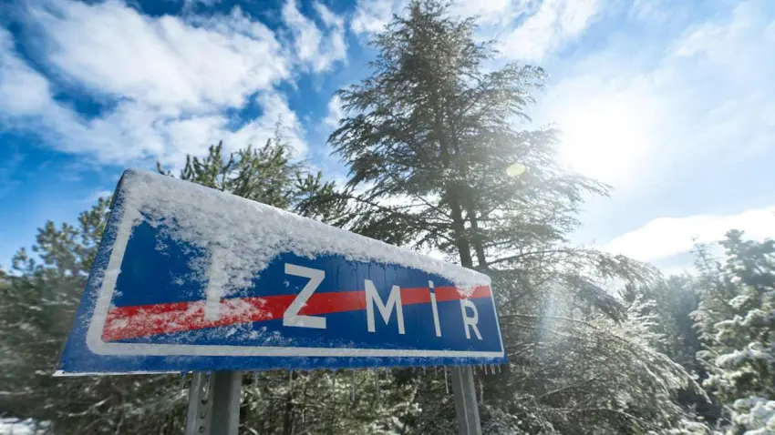 İzmir beyaza büründü: Ekipler 7/24 çalışıyor