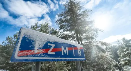 İzmir beyaza büründü: Ekipler 7/24 çalışıyor