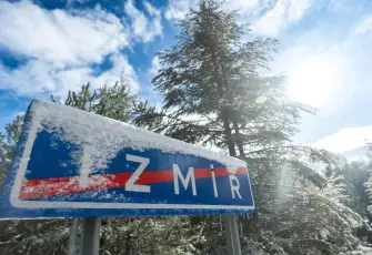 İzmir beyaza büründü: Ekipler 7/24 çalışıyor