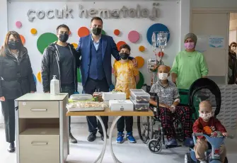 Tedavi gören çocuklara Başkan Eşki’den yeni yıl morali