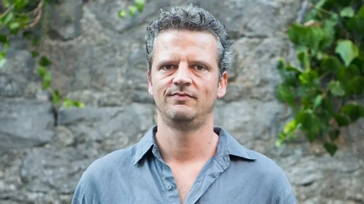 Ünlü yönetmen Seren Yüce’ye kurye kıyafetli saldırgan dehşeti: Evinde vuruldu!  haberinin görseli