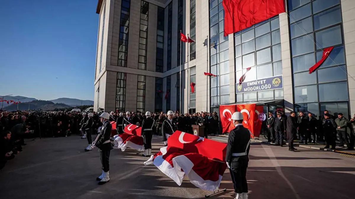 Yalova şehitlerini uğurluyor haberinin görseli