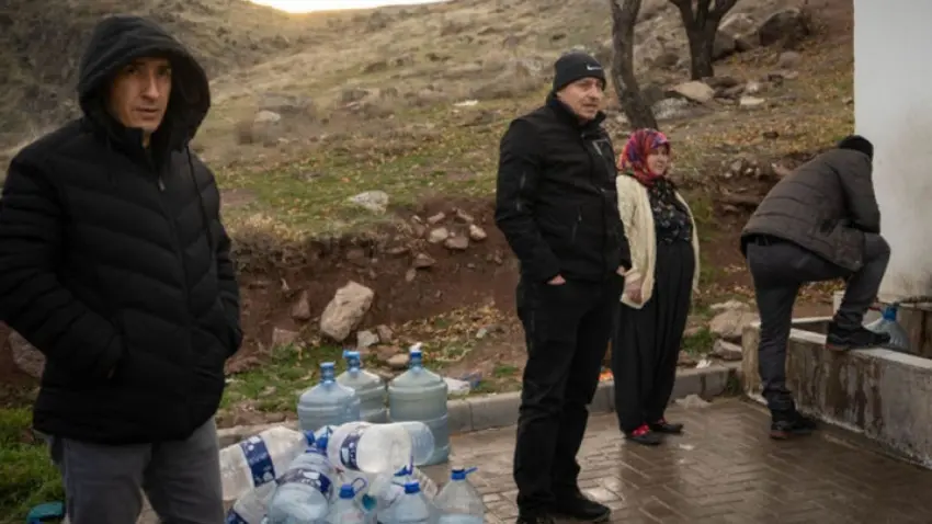 Ankara'da su kesintisinden etkilenen vatandaşlar çeşme başında