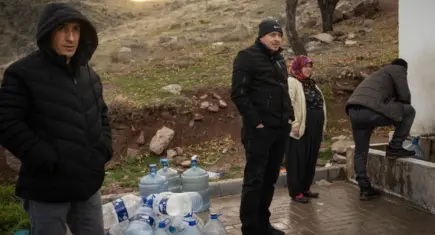 Ankara'da su kesintisinden etkilenen vatandaşlar çeşme başında