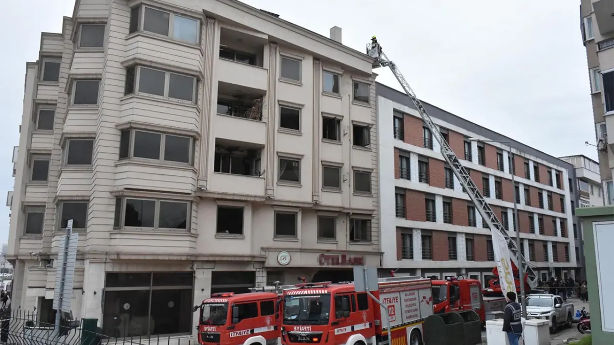 Balıkesir’de korkutan patlama: Atıl haldeki otel binasında yangın çıktı! haberinin görseli