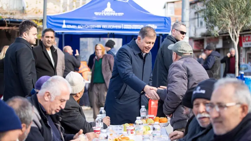 Başkan Tugay, Basmane’de dayanışma sofrasında yurttaşlarla buluştu
