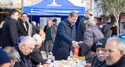 Başkan Tugay, Basmane’de dayanışma sofrasında yurttaşlarla buluştu