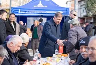 Başkan Tugay, Basmane’de dayanışma sofrasında yurttaşlarla buluştu