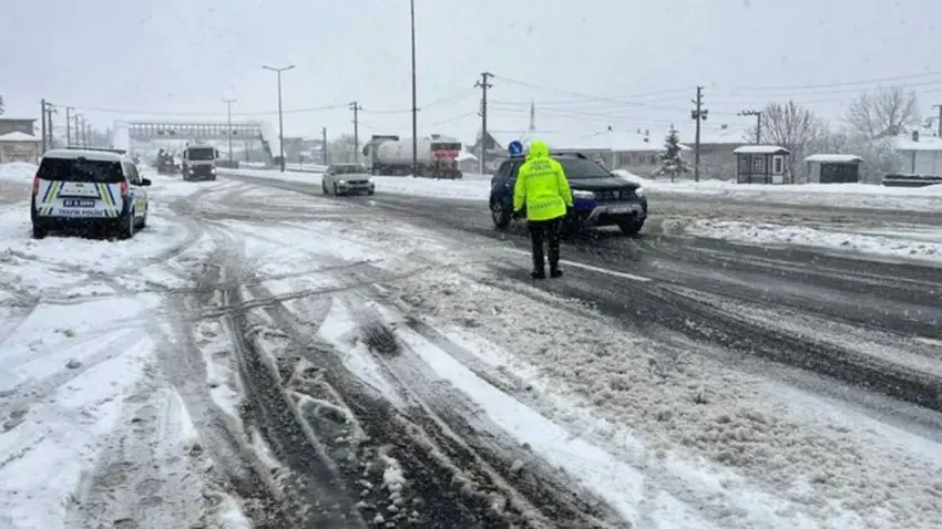 Bolu Dağı kar yağışı nedeniyle ağır tonajlı araçlara kapatıldı haberinin görseli