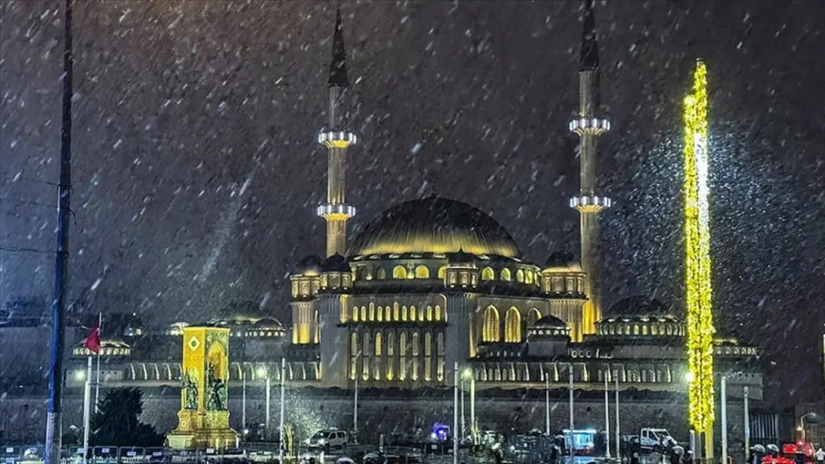 İstanbul'da kar yağışı başladı haberinin görseli