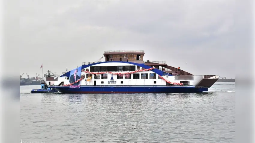 İzmir'de olumsuz hava koşulları nedeniyle arabalı vapur seferleri iptal edildi haberinin görseli